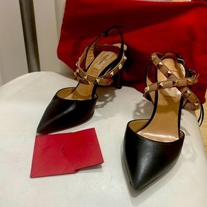 Designer Valentino Garavani Black Rock-stud Gold ankle strap, Size 6.5 like New